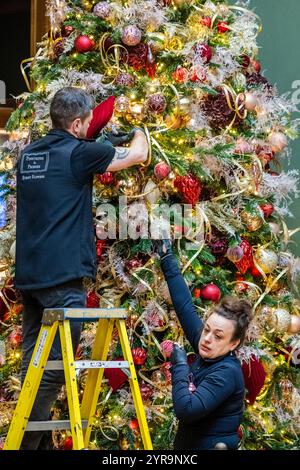 London, Großbritannien. Dezember 2024. Die Weihnachtsbäume steigen hoch und sind auf der Haupttreppe der National Gallery dekoriert. Guy Bell/Alamy Live News Stockfoto