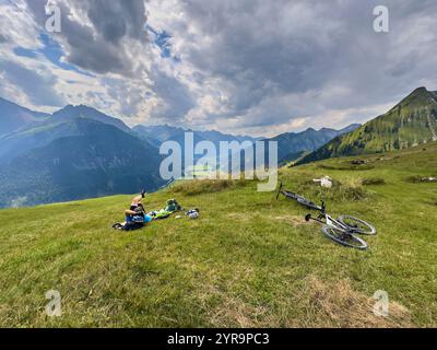 Haldensee, Österreich. September 2024. Mountainbiker auf der Strecke zum Haeselgehrer Berg im Herbst am 2. September 2024 in Elbigenalp, Lechtal, Österreich. Fotograf: ddp Images/STAR-Images Credit: ddp Media GmbH/Alamy Live News Stockfoto