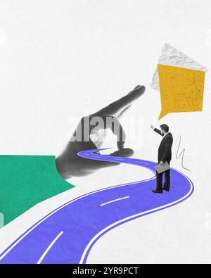 Geschäftsmann, der auf der Straße steht und in Richtung Riesenhand Gesten zeigt, die Führung und das Erreichen von Zielen repräsentiert. Zeitgenössische Kunstcollage. Stockfoto