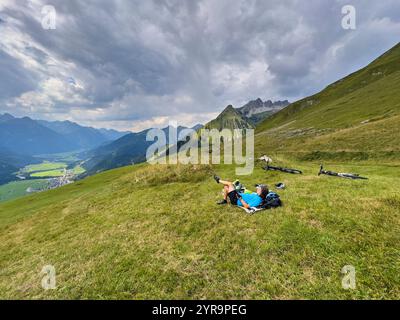 Haldensee, Österreich. September 2024. Mountainbiker auf der Strecke zum Haeselgehrer Berg im Herbst am 2. September 2024 in Elbigenalp, Lechtal, Österreich. Fotograf: ddp Images/STAR-Images Credit: ddp Media GmbH/Alamy Live News Stockfoto