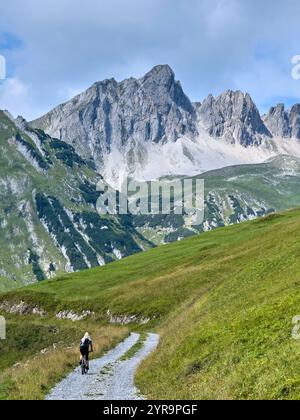 Haldensee, Österreich. September 2024. Mountainbiker auf der Strecke zum Haeselgehrer Berg im Herbst am 2. September 2024 in Elbigenalp, Lechtal, Österreich. Fotograf: ddp Images/STAR-Images Credit: ddp Media GmbH/Alamy Live News Stockfoto