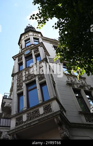 Das Haus in Wiesbaden (Deutschland). Blick auf ein Wohngebäude mit mehreren Balkonen am Sommermorgen. Stockfoto