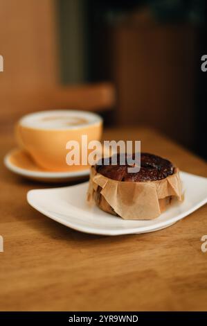 ZIMT BUN UND LATTE AUF DEM TISCH. Hochwertige Fotos Stockfoto