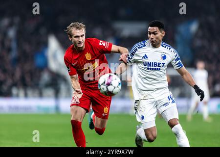 Kopenhagen, Dänemark. Dezember 2024. Benjamin Nygren (10) vom FC Nordsjaelland und Marcos Lanfranco (15) vom FC Kopenhagen während des 3F Superliga-Spiels zwischen dem FC Kopenhagen und dem FC Nordsjaelland in Parken in Kopenhagen. Stockfoto