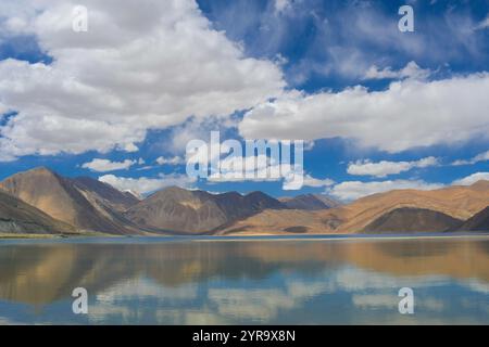 Der malerische Pangong TSO Lake in Ladakh mit Wolken über dem blauen Himmel Stockfoto