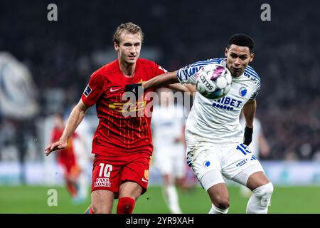 Kopenhagen, Dänemark. Dezember 2024. Benjamin Nygren (10) vom FC Nordsjaelland und Marcos Lanfranco (15) vom FC Kopenhagen während des 3F Superliga-Spiels zwischen dem FC Kopenhagen und dem FC Nordsjaelland in Parken in Kopenhagen. Stockfoto