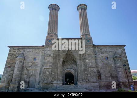 Erzurum, Turkiye - 1. August 2024. Die Doppel-Minarett-Madrasah (Tutkisch: Cifte Minareli Medrese) in Erzurum. Es wurde im 13. Jahrhundert erbaut und ist ein Stockfoto