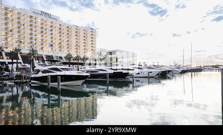 Vilamoura, Quarteira, Portugal - 23. Oktober 2024: Blick auf das Hotel Tivoli Marina Vilamoura und seine Umgebung am Meer an einem Herbsttag Stockfoto