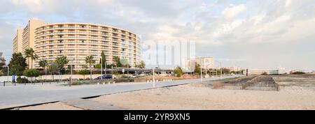 Vilamoura, Quarteira, Portugal - 23. Oktober 2024: Blick auf das Hotel Vila Gale Ampalius und seine Umgebung am Meer an einem Herbsttag Stockfoto