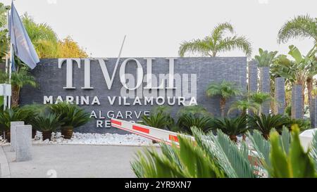 Vilamoura, Quarteira, Portugal - 23. Oktober 2024: Blick auf das Hotel Tivoli Marina Vilamoura und seine Umgebung am Meer an einem Herbsttag Stockfoto