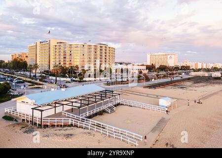 Vilamoura, Quarteira, Portugal - 23. Oktober 2024: Blick auf das Hotel Vila Gale Ampalius und seine Umgebung am Meer an einem Herbsttag Stockfoto