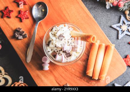 Traditionelle heiße Schokolade mit Schlagsahne, Marshmallows und Schokoladenspänen in einer Weihnachtsdekoration im Studio Stockfoto