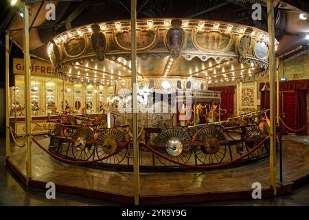 Paris, Frankreich. Dezember 2024. Green Santas Gala mit französischer Secours Populaire im Museum of Fairground Arts am 2. Dezember 2024 in Paris. Quelle: Bernard Menigault/Alamy Live News Stockfoto