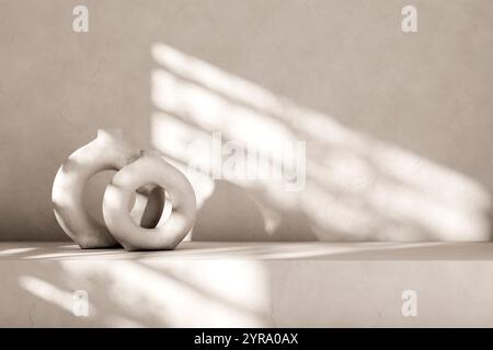 Weiße Inneneinrichtung mit nordischer Keramikvase und Sonnenlicht vom Fenster. Leerer Hintergrund mit minimalistischer Einrichtung. Stockfoto