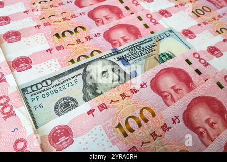 Chinesische Yuan-Banknote und US-Dollar. Konzept des Handelskrieges zwischen China und USA, Wirtschaft, Sanktionen Stockfoto