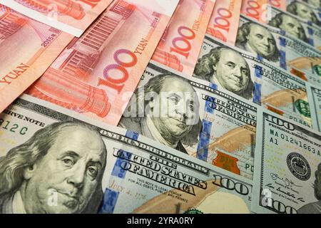 Dollarscheine des US-Dollar und des chinesischen Yuan ruhten gegeneinander und schilderten die Konfrontation zwischen zwei wirtschaftlichen und politischen Systemen. Dollar. Yuan. Mo Stockfoto