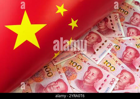 Geld, Währung der PBOC oder Volksbank chinas. 100 CNY chinesischer Yuan-Schein mit einer Flagge von China. 100 rmb oder Renminbi, zeigt Peking econom Stockfoto