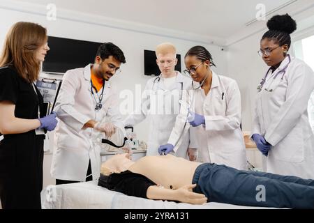 Einige Ärzte führen ein Verfahren an einem Patienten in einem Krankenhaus sorgfältig durch. Stockfoto