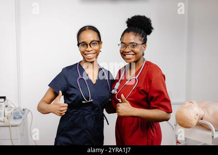 Zwei Ärzte, die weiße Mäntel tragen und nebeneinander im Krankenhaus stehen Stockfoto