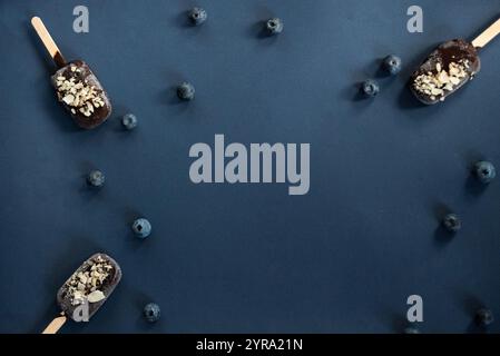 Eis mit Blaubeeren auf blauem Hintergrund. Hochwertige Fotos Stockfoto