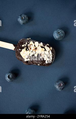 Eis mit Blaubeeren auf blauem Hintergrund. Hochwertige Fotos Stockfoto