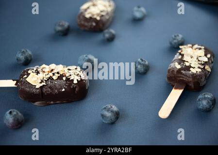 Eis mit Blaubeeren auf blauem Hintergrund. Hochwertige Fotos Stockfoto