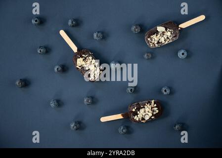 Eis mit Blaubeeren auf blauem Hintergrund. Hochwertige Fotos Stockfoto