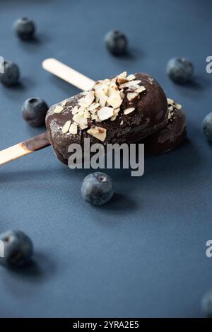 Eis mit Blaubeeren auf blauem Hintergrund. Hochwertige Fotos Stockfoto