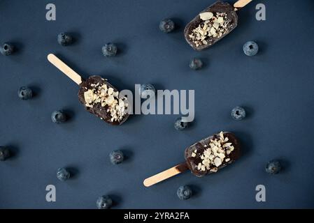 Eis mit Blaubeeren auf blauem Hintergrund. Hochwertige Fotos Stockfoto