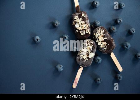 Eis mit Blaubeeren auf blauem Hintergrund. Hochwertige Fotos Stockfoto