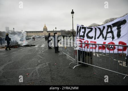 Paris, Frankreich. Dezember 2024. Taxifahrer nehmen an einer Demonstration Teil, da sie am 3. Dezember 2024 in Paris streiken. Foto: Firas Abdullah/ABACAPRESS. COM Credit: Abaca Press/Alamy Live News Stockfoto