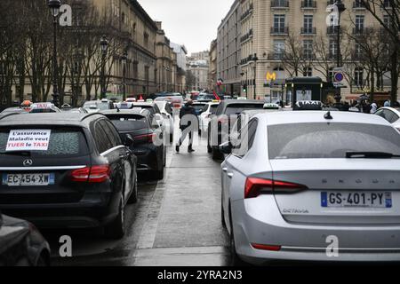 Paris, Frankreich. Dezember 2024. Taxifahrer nehmen an einer Demonstration Teil, da sie am 3. Dezember 2024 in Paris streiken. Foto: Firas Abdullah/ABACAPRESS. COM Credit: Abaca Press/Alamy Live News Stockfoto