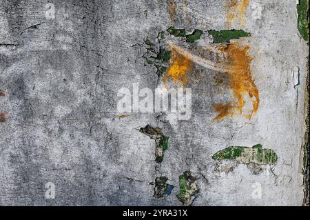 Städtische Textur mit abblätternder Wand, grau, grün und gelb Stockfoto