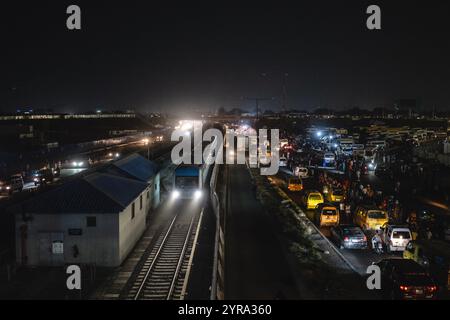 (241203) -- LAGOS, 3. Dezember 2024 (Xinhua) -- dieses Foto vom 1. Dezember 2024 zeigt einen Zug der Lagos Rail Mass Transit (LRMT) Blue Line in Lagos, Nigeria. Die erste Phase des von der China Civil Engineering Construction Corporation (CCECC) in Auftrag gegebenen Projekts der LRMT Blue Line wurde im Juli 2010 begonnen und im Dezember 2022 abgeschlossen. Diese Strecke mit einer Länge von 13 km und fünf Bahnhöfen nahm ihren kommerziellen Betrieb im September 2023 auf und gilt als symbolisches Projekt der Belt and Road Initiati Stockfoto