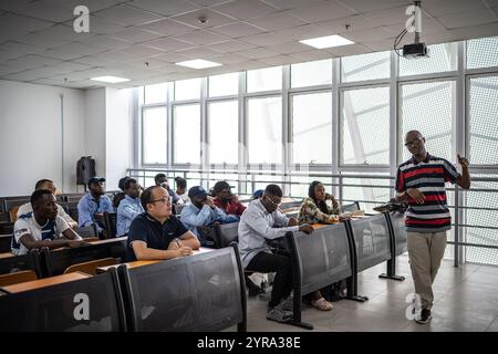 (241203) -- LAGOS, 3. Dezember 2024 (Xinhua) -- Mitarbeiter der Lagos Rail Mass Transit (LRMT) Blue Line nehmen am 1. Dezember 2024 an einem Schulungsprogramm in Lagos, Nigeria Teil. Die erste Phase des von der China Civil Engineering Construction Corporation (CCECC) in Auftrag gegebenen Projekts der LRMT Blue Line wurde im Juli 2010 begonnen und im Dezember 2022 abgeschlossen. Diese Strecke mit einer Länge von 13 km und fünf Bahnhöfen nahm ihren kommerziellen Betrieb im September 2023 auf und gilt als symbolisches Projekt des Belt und der Roa Stockfoto