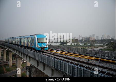 (241203) -- LAGOS, 3. Dezember 2024 (Xinhua) -- dieses Foto vom 1. Dezember 2024 zeigt einen Zug der Lagos Rail Mass Transit (LRMT) Blue Line in Lagos, Nigeria. Die erste Phase des von der China Civil Engineering Construction Corporation (CCECC) in Auftrag gegebenen Projekts der LRMT Blue Line wurde im Juli 2010 begonnen und im Dezember 2022 abgeschlossen. Diese Strecke mit einer Länge von 13 km und fünf Bahnhöfen nahm ihren kommerziellen Betrieb im September 2023 auf und gilt als symbolisches Projekt der Belt and Road Initiati Stockfoto