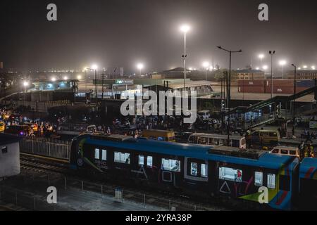 (241203) -- LAGOS, 3. Dezember 2024 (Xinhua) -- dieses Foto vom 1. Dezember 2024 zeigt einen Zug der Lagos Rail Mass Transit (LRMT) Blue Line in Lagos, Nigeria. Die erste Phase des von der China Civil Engineering Construction Corporation (CCECC) in Auftrag gegebenen Projekts der LRMT Blue Line wurde im Juli 2010 begonnen und im Dezember 2022 abgeschlossen. Diese Strecke mit einer Länge von 13 km und fünf Bahnhöfen nahm ihren kommerziellen Betrieb im September 2023 auf und gilt als symbolisches Projekt der Belt and Road Initiati Stockfoto