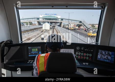 (241203) -- LAGOS, 3. Dezember 2024 (Xinhua) -- Ein Fahrer betreibt am 1. Dezember 2024 einen Zug der Lagos Rail Mass Transit (LRMT) Blue Line in Lagos, Nigeria. Die erste Phase des von der China Civil Engineering Construction Corporation (CCECC) in Auftrag gegebenen Projekts der LRMT Blue Line wurde im Juli 2010 begonnen und im Dezember 2022 abgeschlossen. Diese Strecke, die 13 km lang ist und fünf Bahnhöfe umfasst, nahm ihren kommerziellen Betrieb im September 2023 auf und gilt als symbolisches Projekt der Belt and Road Initiative. Stockfoto