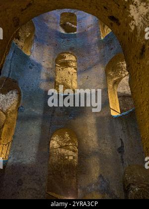 Im Schacht des 54 Meter tiefen St. Patrick's Brunnens, erbaut 1527, in der auf einem Hügel gelegenen Stadt Orvieto, Italien. Stockfoto