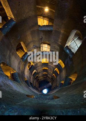 Blick hinunter auf den 54 Meter tiefen St. Patrick's Brunnen, erbaut 1527, in der auf einem Hügel gelegenen Stadt Orvieto, Italien. Stockfoto