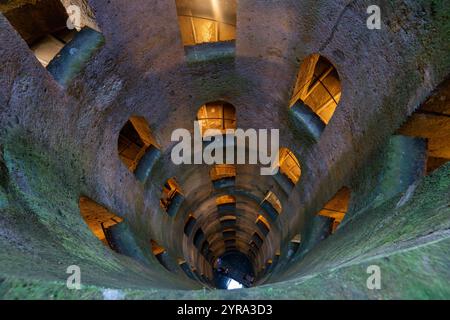 Blick hinunter auf den 54 Meter tiefen St. Patrick's Brunnen, erbaut 1527, in der auf einem Hügel gelegenen Stadt Orvieto, Italien. Stockfoto