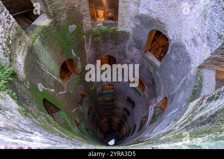 Blick hinunter auf den 54 Meter tiefen St. Patrick's Brunnen, erbaut 1527, in der auf einem Hügel gelegenen Stadt Orvieto, Italien. Stockfoto