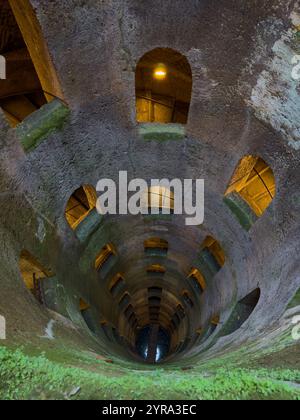 Blick hinunter auf den 54 Meter tiefen St. Patrick's Brunnen, erbaut 1527, in der auf einem Hügel gelegenen Stadt Orvieto, Italien. Stockfoto