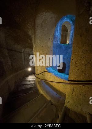 In der kreisförmigen Treppe des St. Patrick's Brunnens, erbaut 1527, in der auf einem Hügel gelegenen Stadt Orvieto, Italien. Stockfoto