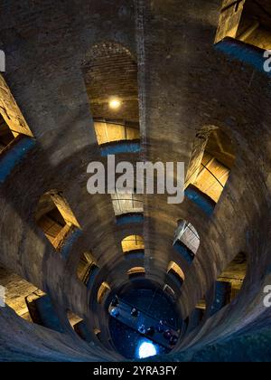 Blick hinunter auf den 54 Meter tiefen St. Patrick's Brunnen, erbaut 1527, in der auf einem Hügel gelegenen Stadt Orvieto, Italien. Stockfoto