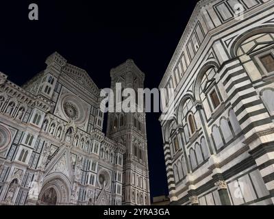 Nachtblick auf den Dom oder die Kathedrale der Heiligen Maria der Blume in Florenz, Italien. Stockfoto