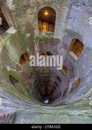 Blick hinunter auf den 54 Meter tiefen St. Patrick's Brunnen, erbaut 1527, in der auf einem Hügel gelegenen Stadt Orvieto, Italien. Stockfoto