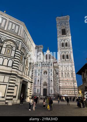 Nachtblick auf den Dom oder die Kathedrale der Heiligen Maria der Blume in Florenz, Italien. Stockfoto