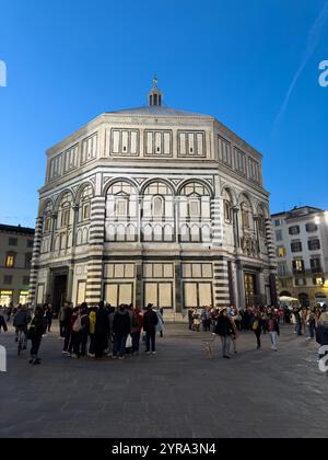 Das Baptisterium des Heiligen Johannes auf der Piazza San Giovanni vor dem Dom in Florenz, Italien. Stockfoto