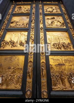 Biblische Szenen an den Toren des Paradieses oder Osttüren des Johannitertauftaufers in Florenz, Italien. Stockfoto